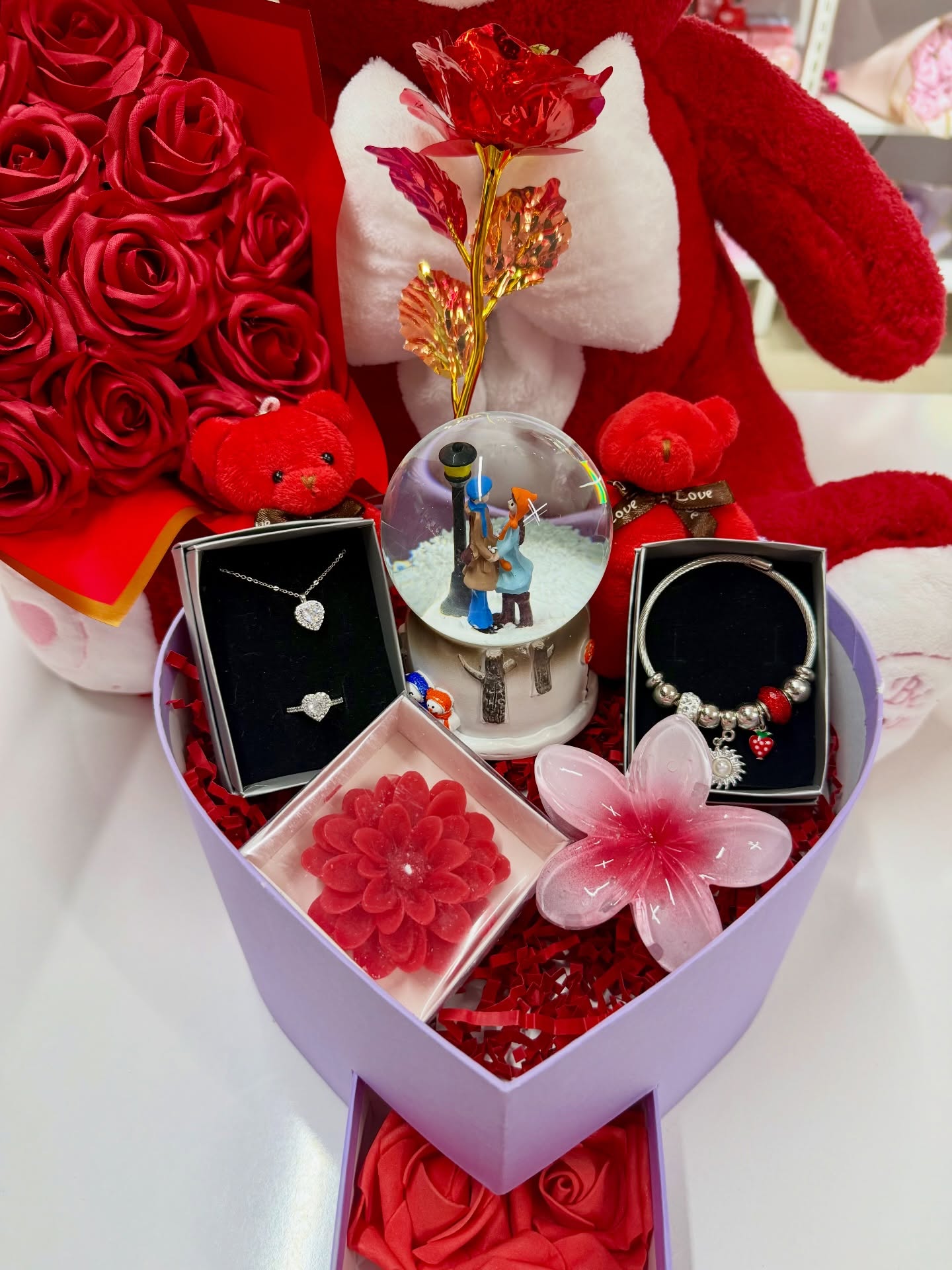 Mor Kalp Kutusunda Romantik Ayıcık ve Kırmızı Gül Hediye Seti