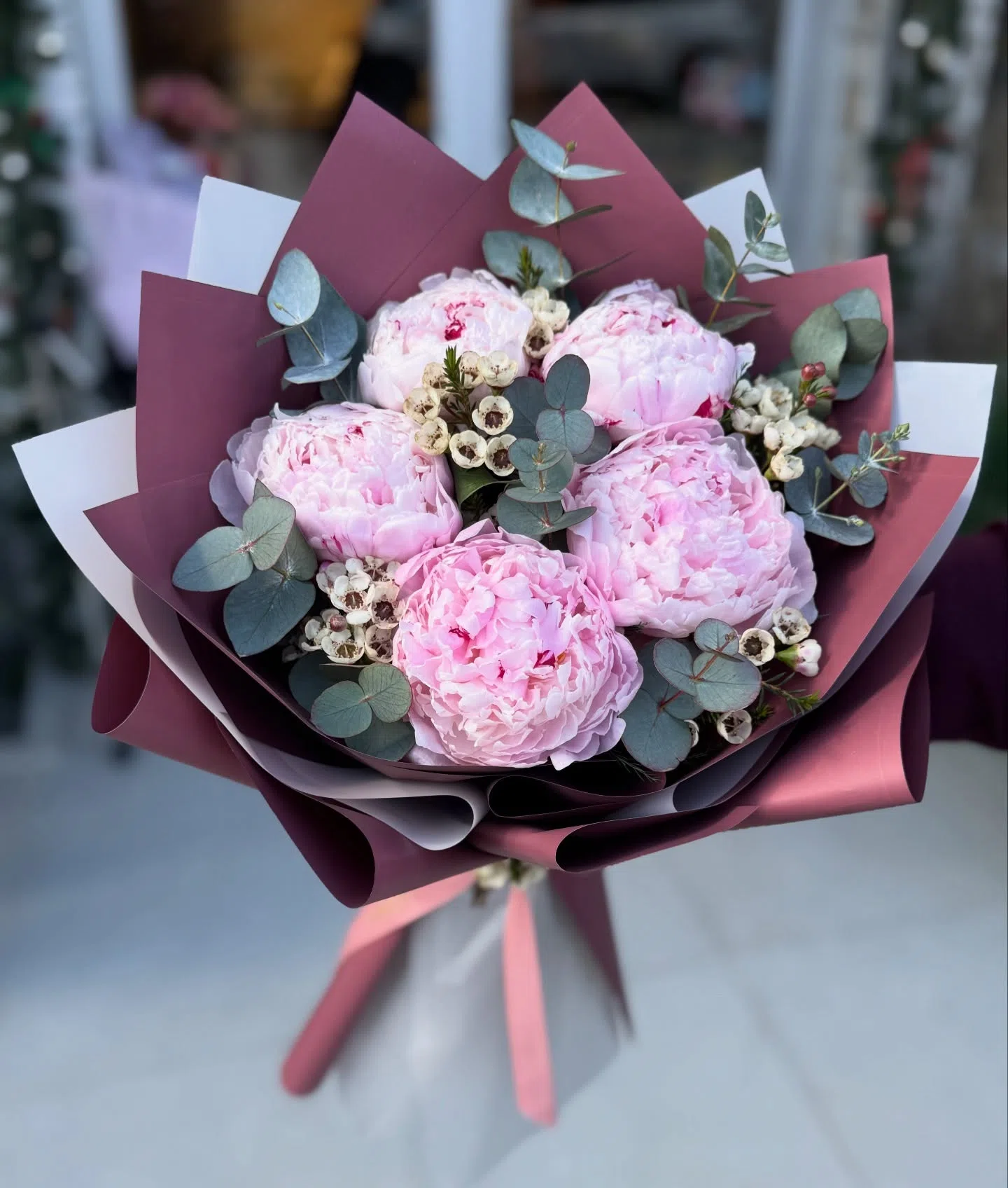 Pembe Şakayık Buketi – Bordo ve Beyaz Özel Tasarım Ambalajlı