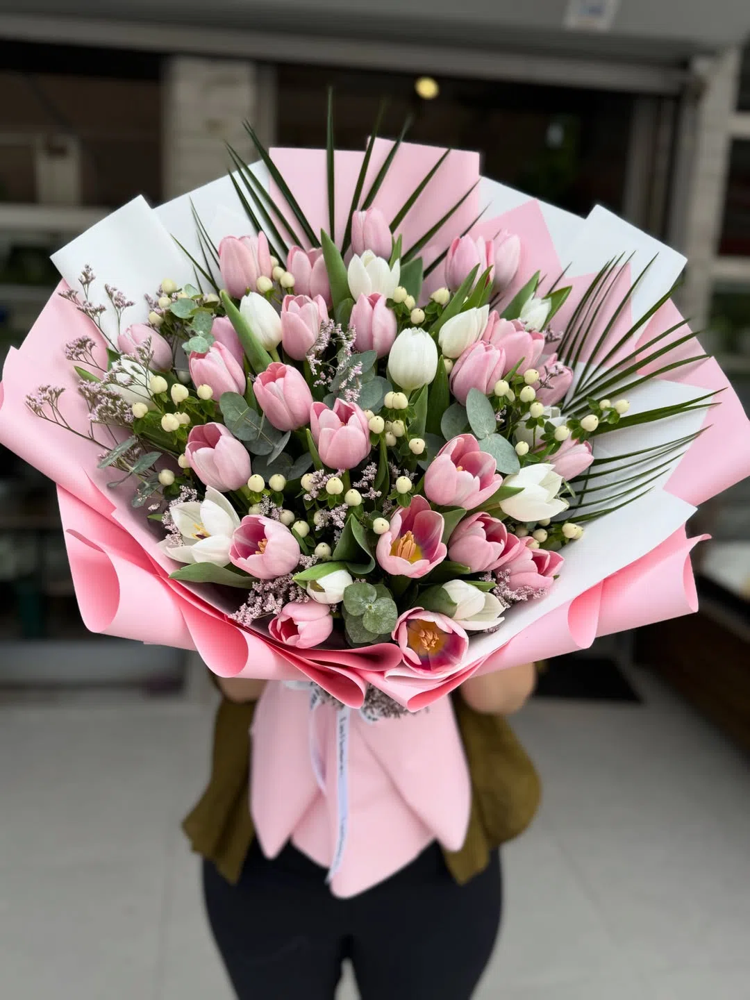 Pembe ve Beyaz Lale Buketi – Okaliptüs Detaylı, Özel Tasarım