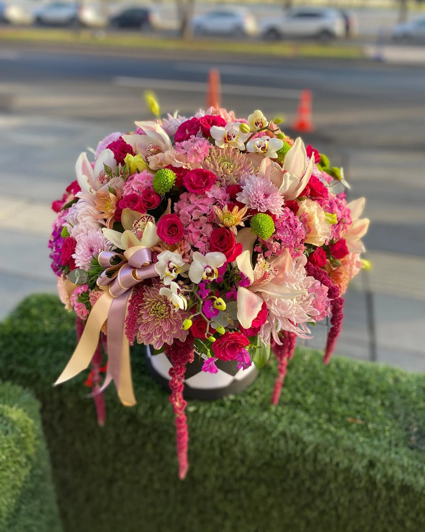 Pembe İhtişam – Orkideli Fuşya Gül ve Pastel Krizantem Aranjmanı