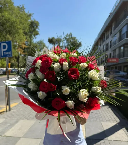 Kırmızı ve Beyaz Güllerden Romantik Buket