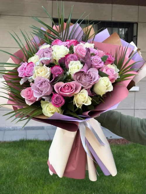 Pembe ve Beyaz Güllerden Zarif Buket