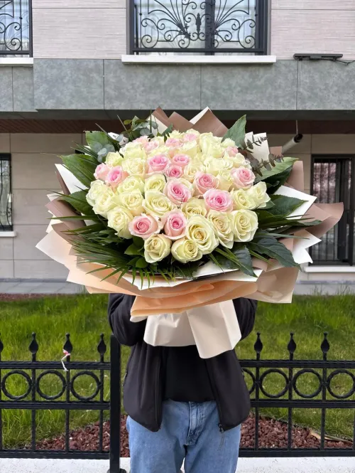 Romantik Dokunuş Krem ve Pembe Gül Aranjmanı