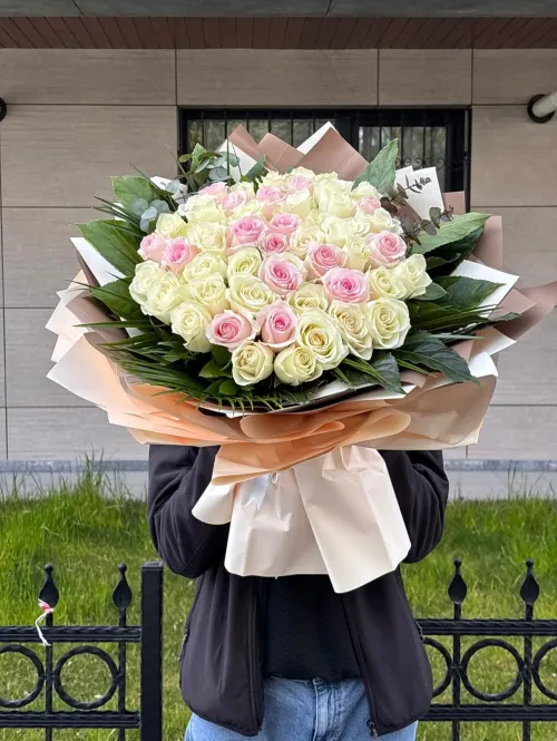 Romantik Dokunuş Krem ve Pembe Gül Aranjmanı