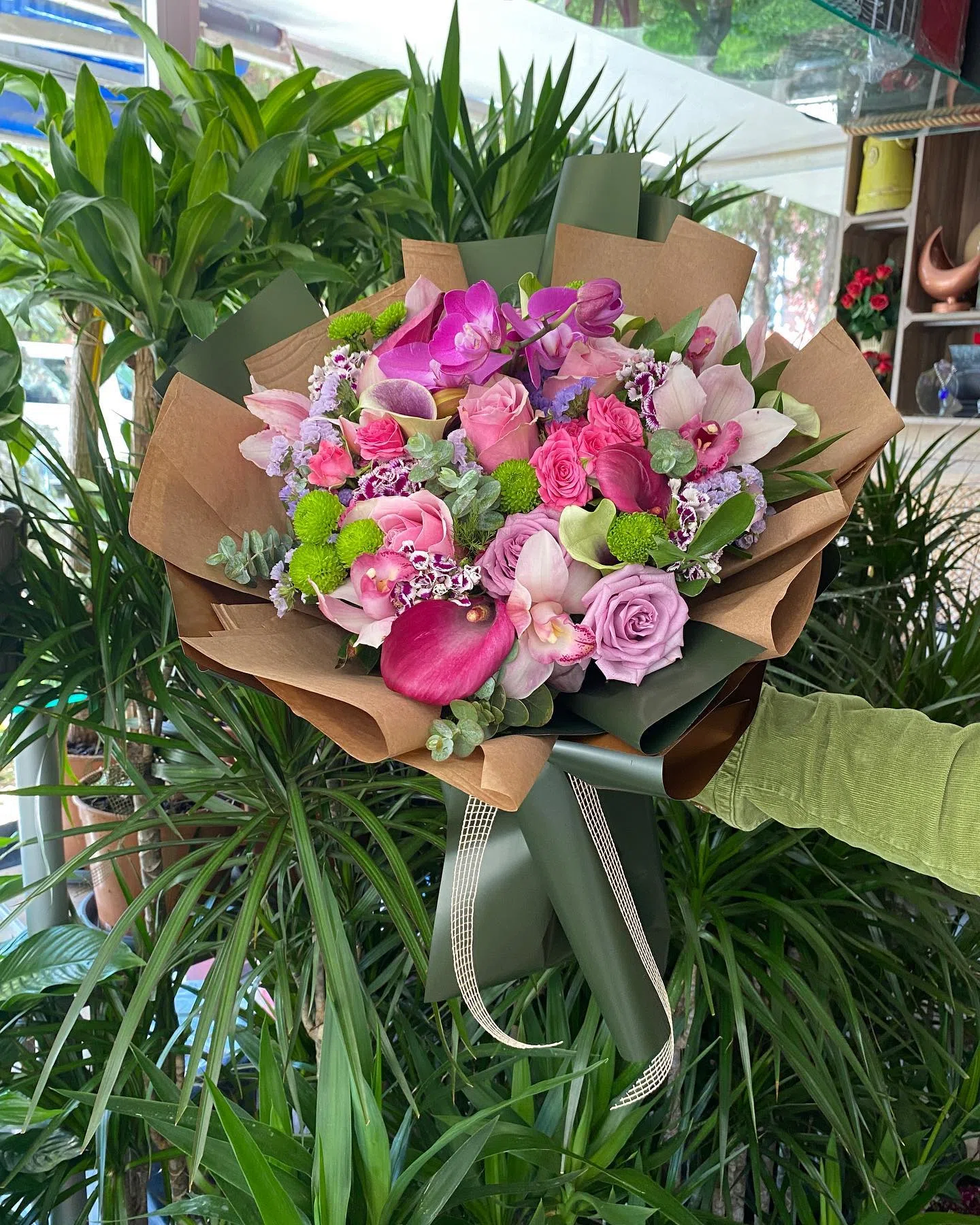 Pembe Orkide ve Gül Buketi – Egzotik ve Zarif Tasarım