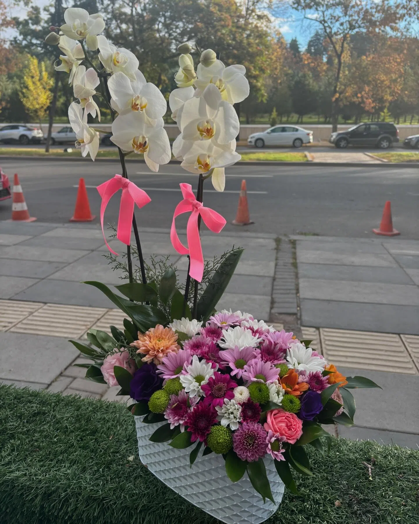 Pembe Bahar – Beyaz Orkide ve Renkli Mevsim Çiçekleri Aranjmanı