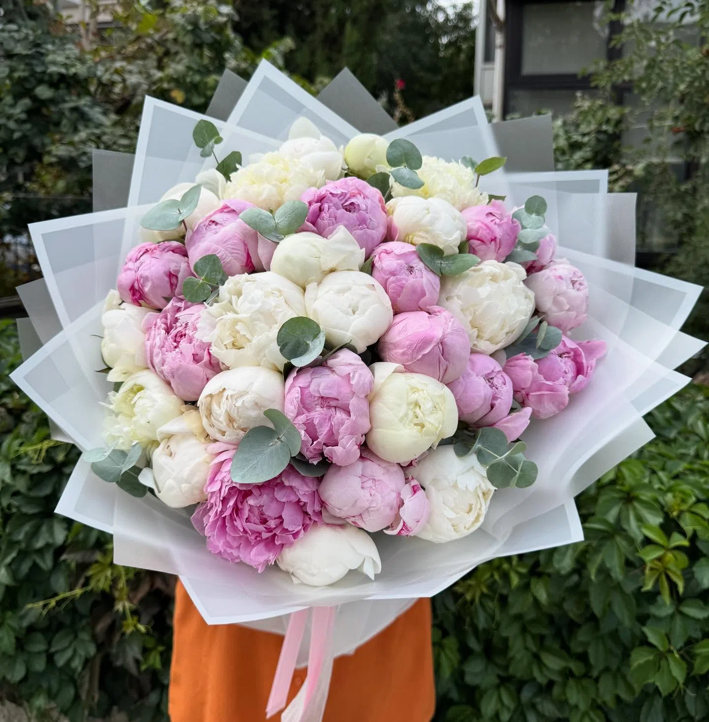 Pembe ve Beyaz Şakayık Buketi – Zamansız Zarafet