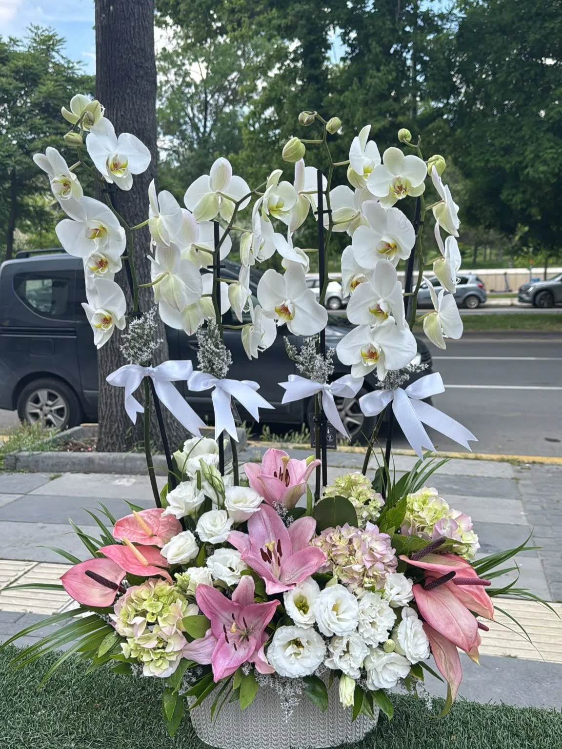 Beyaz Orkideli Pembe Lilyum Aranjmanı – Zarafetin En Özel Hali