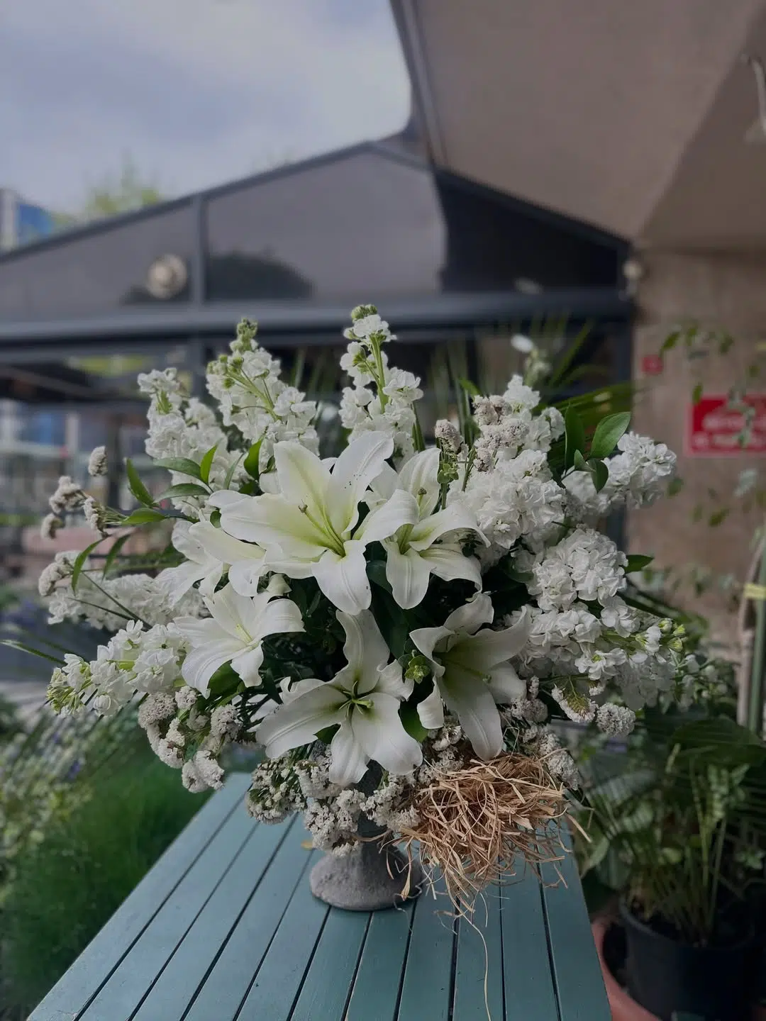 Beyaz Asalet – Lilyumlu ve Beyaz Mevsim Çiçekli Seramik Vazo Aranjmanı