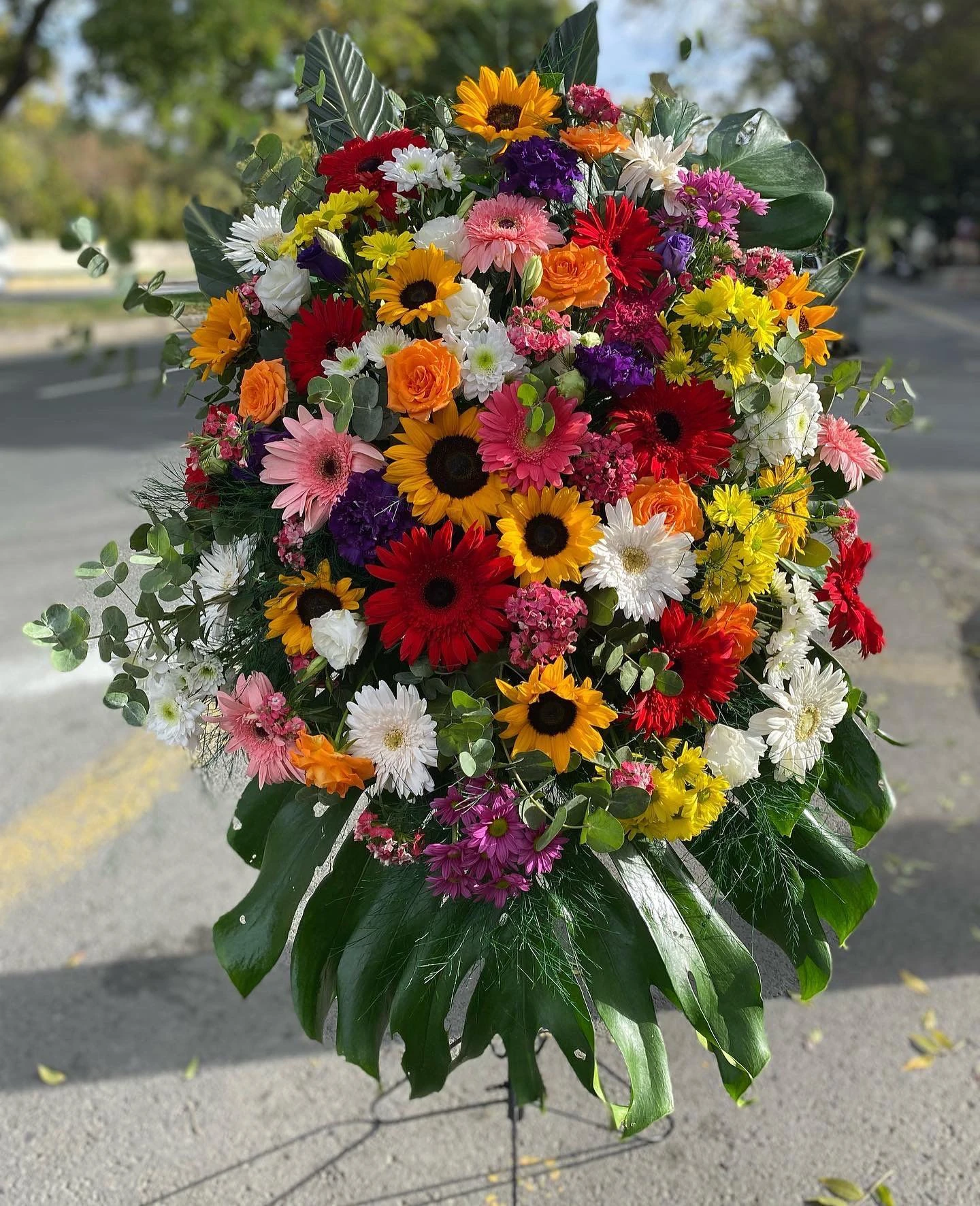 Renkli Gerbera ve Ayçiçekli Gösterişli Ayaklı Çelenk