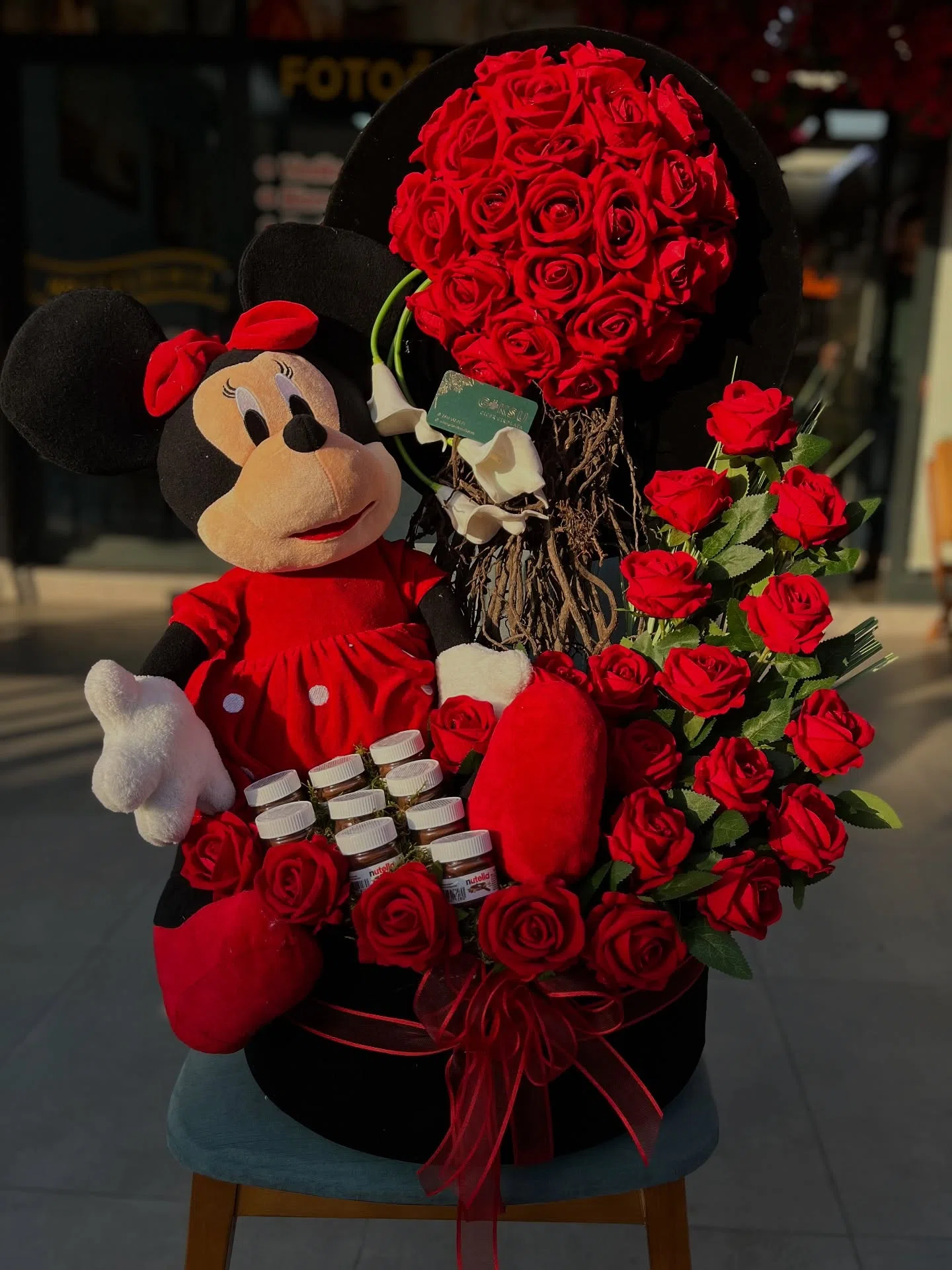 Minnie Temalı Kırmızı Gül ve Çikolatalı Özel Hediye Aranjmanı