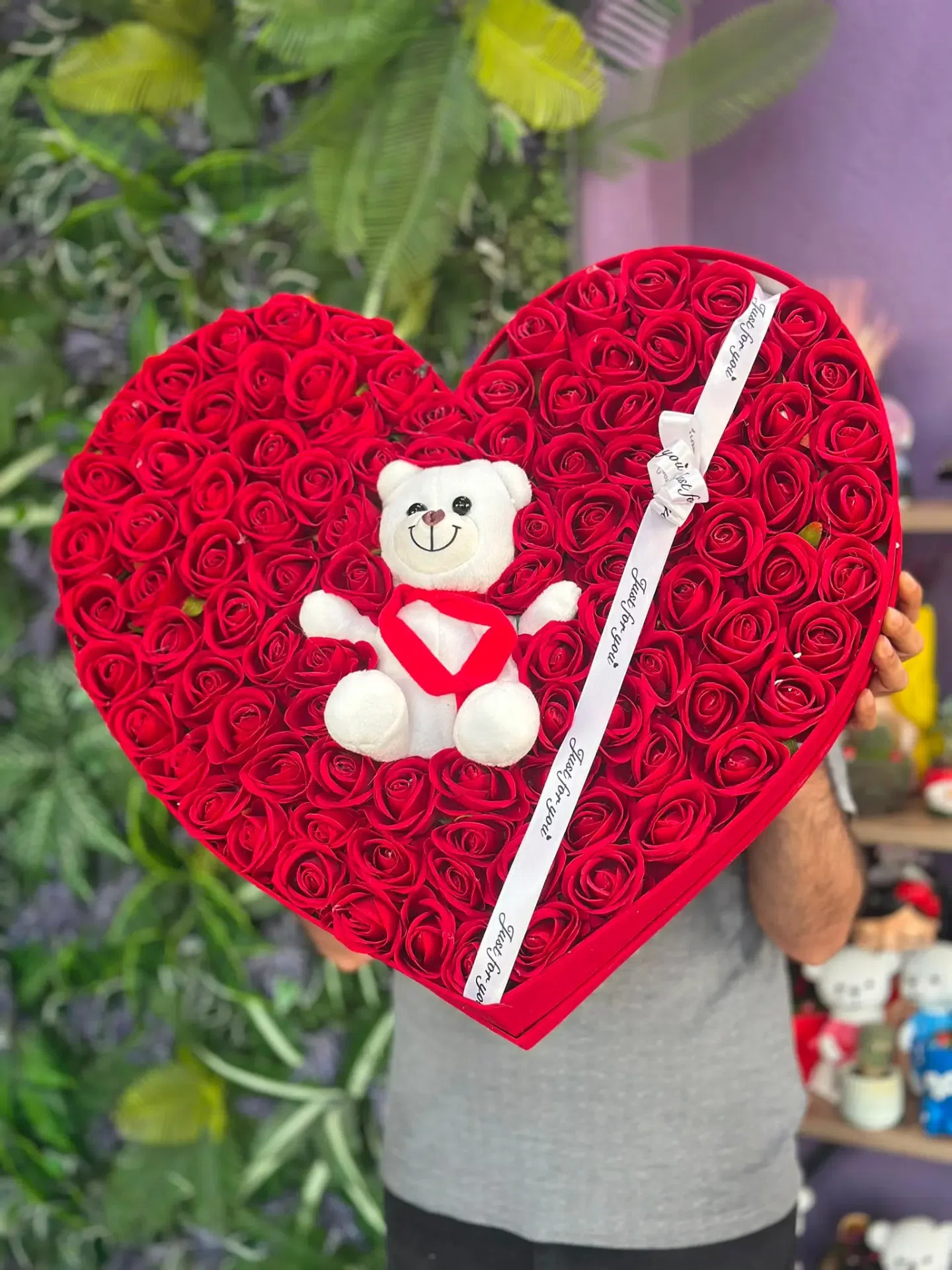 Kalp Kutuda Kırmızı Gül Aranjmanı ve Peluş Ayıcık