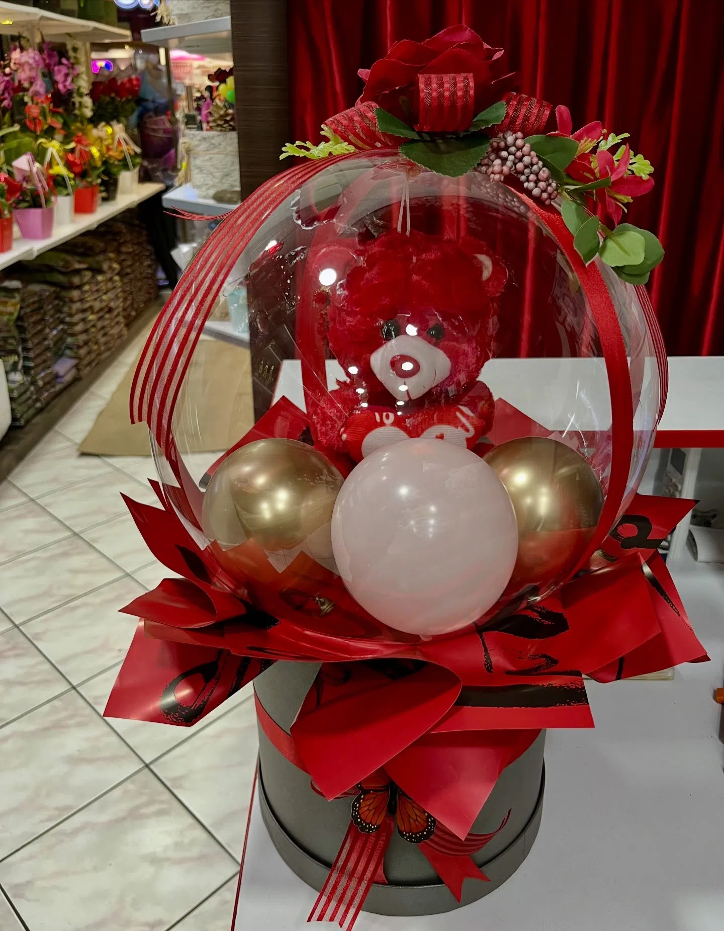 Balon İçinde Peluş Ayıcık – Romantik ve Şık Hediye Tasarımı