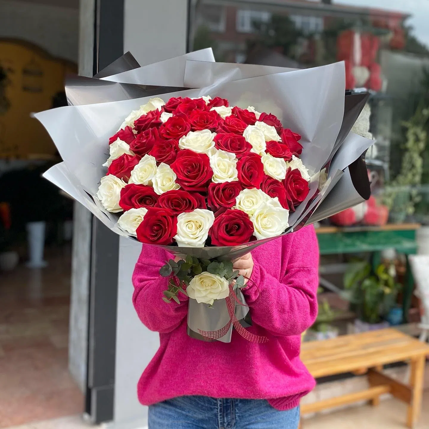 Kırmızı & Beyaz Gül Buketi – Aşkın ve Zarafetin Büyüleyici Uyumu