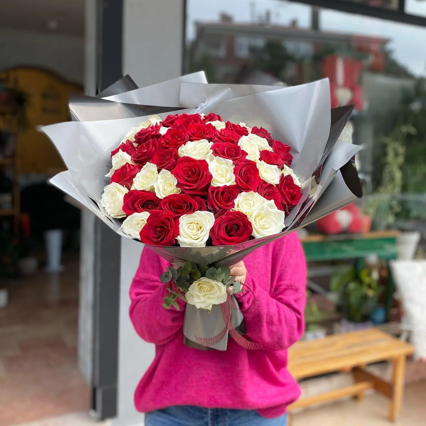 Kırmızı & Beyaz Gül Buketi – Aşkın ve Zarafetin Büyüleyici Uyumu
