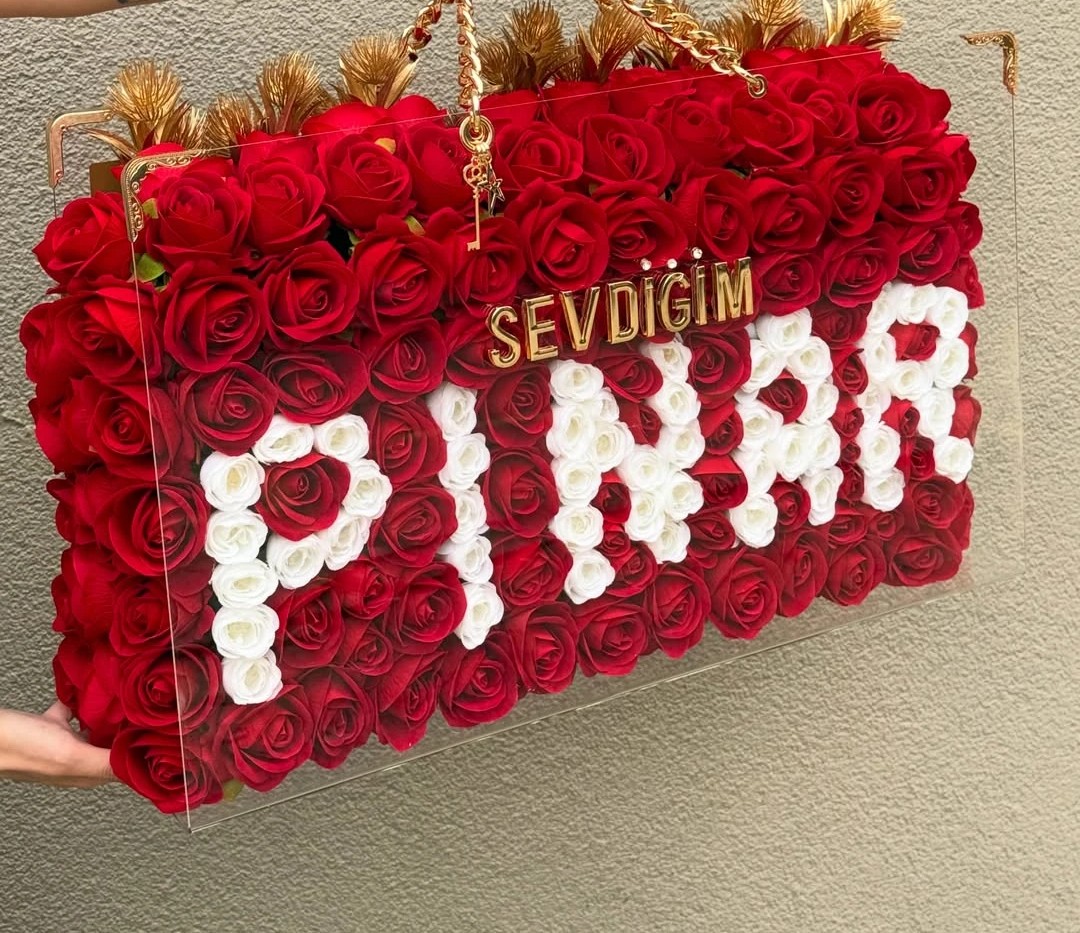 Kırmızı ve Beyaz Gül Tasarımlı Kişiye Özel Şeffaf Çiçek Çantası